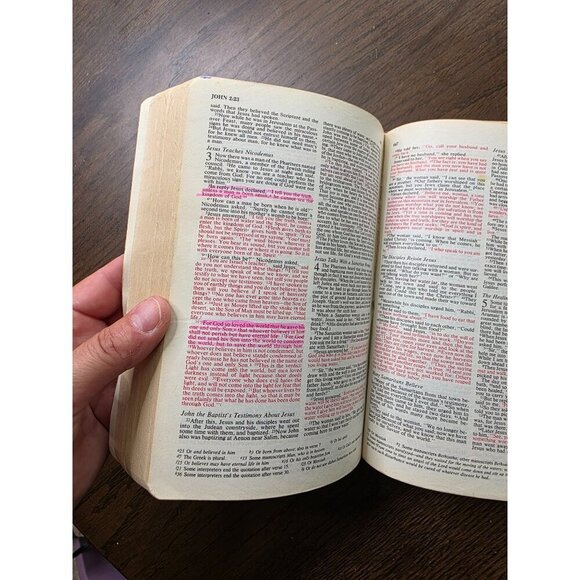Vintage NIV Holy Bible With Brown Leather Cover & Highlighted Verses - Picture 4 of 12